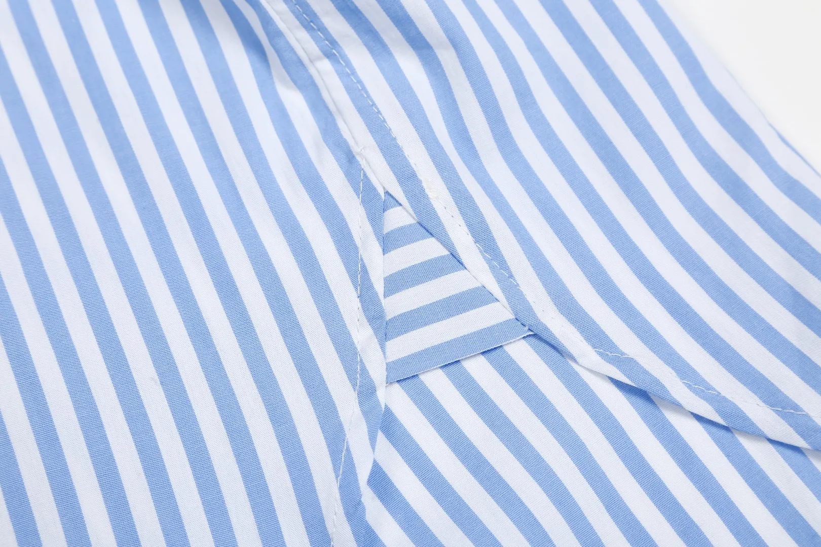 P250 White background picture [Popular new model] Style number: 25019# Color: red/green/blue Size: S to Custom dyed original pearlescent white buttons, large and small divisions, vertical eyelets ✅ - Special shaped chiffon foil is included in the collar door tube, not easy to deform and pull ✅ - RL three-color large and small vertical striped shirt, extraordinary isometric, cleverly matched stripes, diverse wear to stimulate self-expression, relaxed layering to play with the look of the four seasons